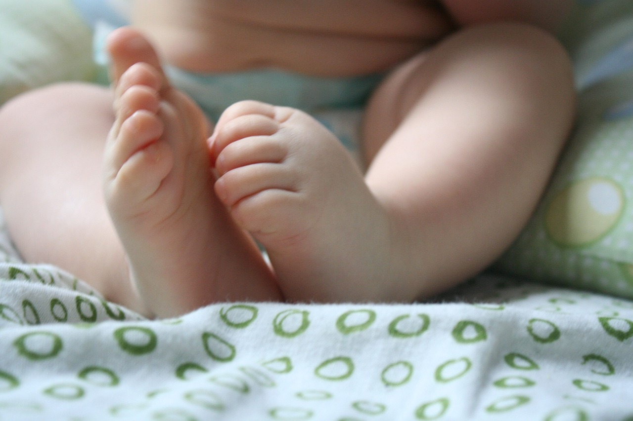 孕妈供卵生的宝宝吃奶时哼哼唧唧的（孕妈供卵生的宝宝吃奶时哼哼唧唧的怎么回事）